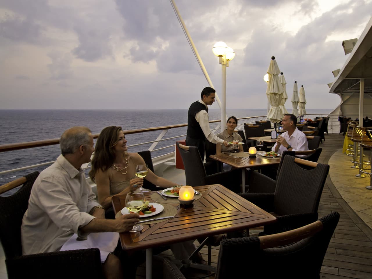 Desert Rose Cruise With Dinner & Soft Drinks experience in Dubai - Image 9