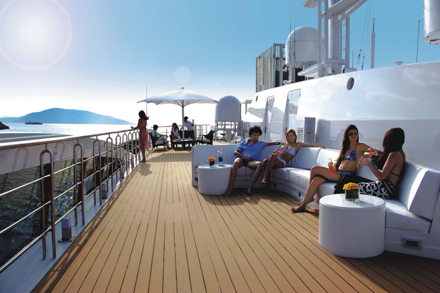 Lotus Royale Cruise with Dinner & Soft Drinks experience in Dubai - Image 10