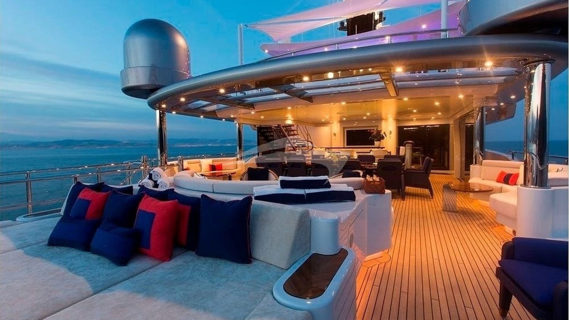 Lotus Royale Cruise with Dinner & Soft Drinks experience in Dubai - Image 8