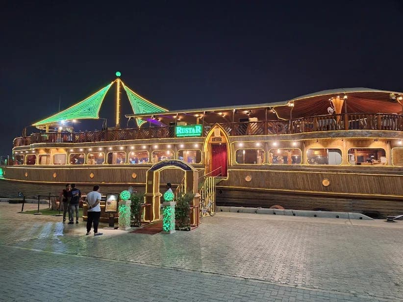 Rustar Dhow Cruise With Dinner experience in Dubai - Image 9
